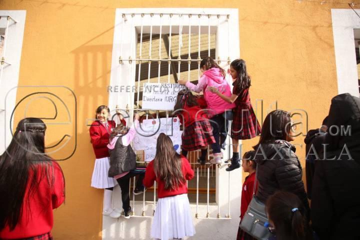 Se Manifiestan Padres De Familia A Las Afueras De La Primaria Educación Y Patria E Tlaxcalamx 3862