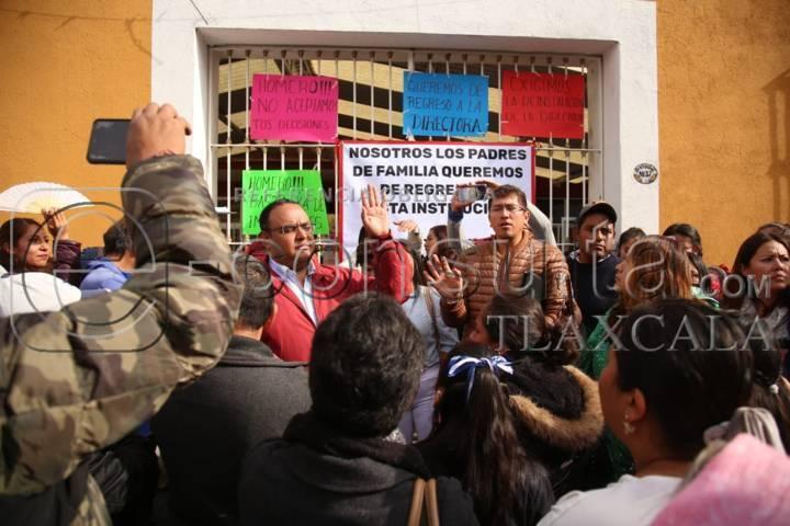 Se Manifiestan Padres De Familia A Las Afueras De La Primaria Educación Y Patria E Tlaxcalamx 1515